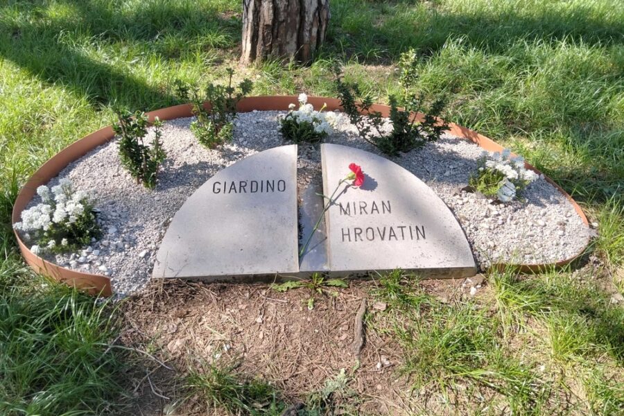 Cerimonia nel giardino intitolato all'operatore video