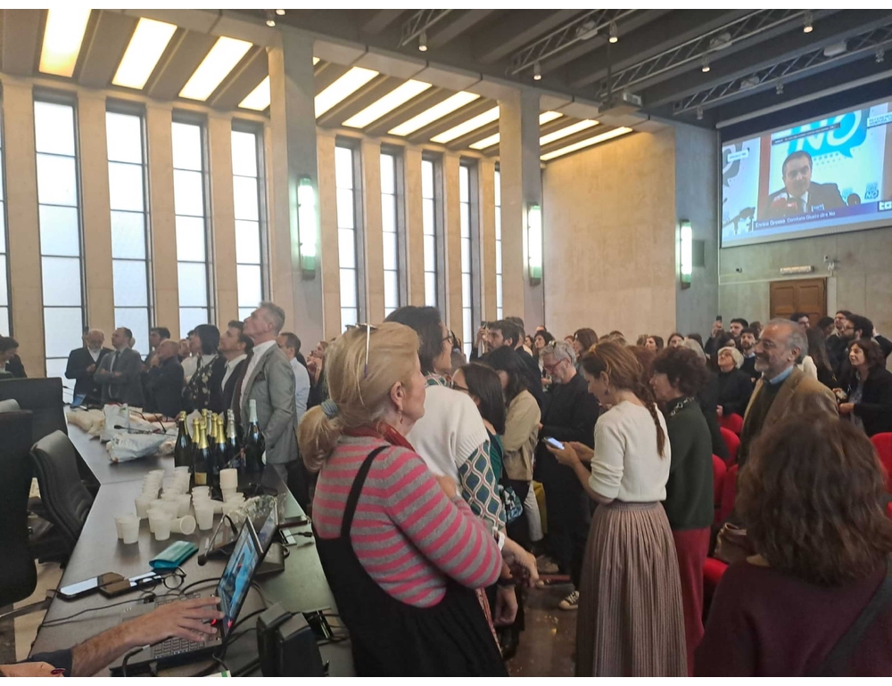 Abbracci e lacrime di gioia tra i magistrati a Milano per vittoria del No