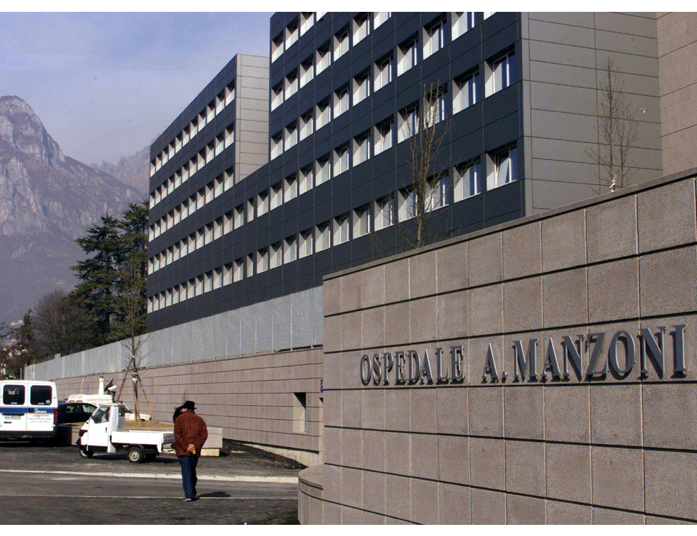 Accoltellato sabato notte in centro a Lecco, morto ventenne