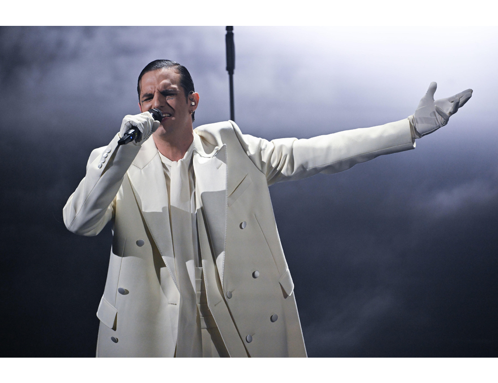 Achille Lauro al Niguarda dai feriti di Crans-Montana