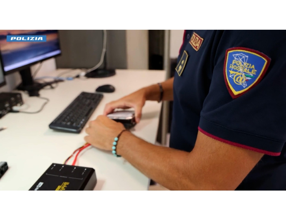 Adesca una ragazzina di 11 anni sui social, arrestato operaio di Vicenza