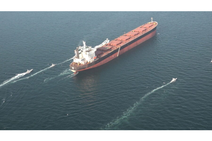 'Da proiettile sconosciuto mentre navigava a due miglia nautiche a nord dell'Oman'