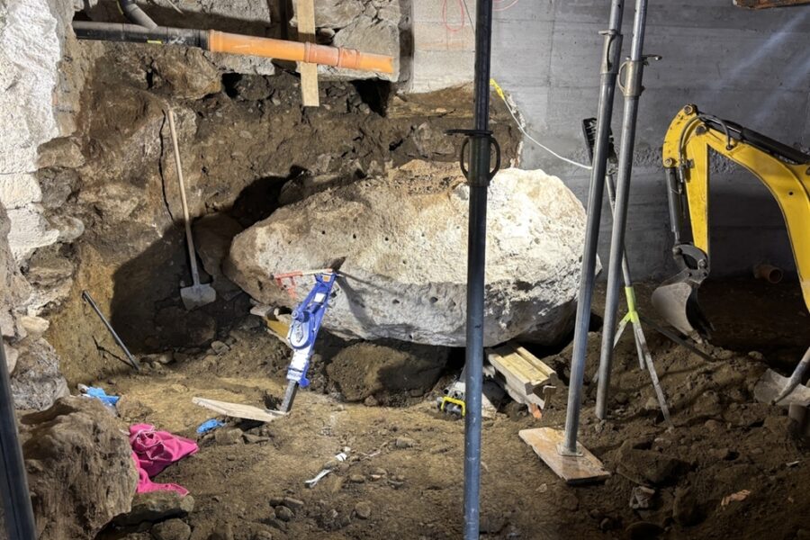 Investito da un enorme sasso mentre eseguiva lavori edili in un seminterrato