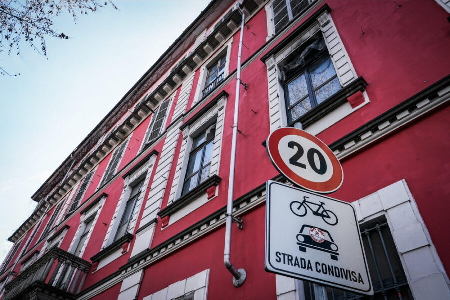 Una ventina di persone "contro la militarizzazione del quartiere"