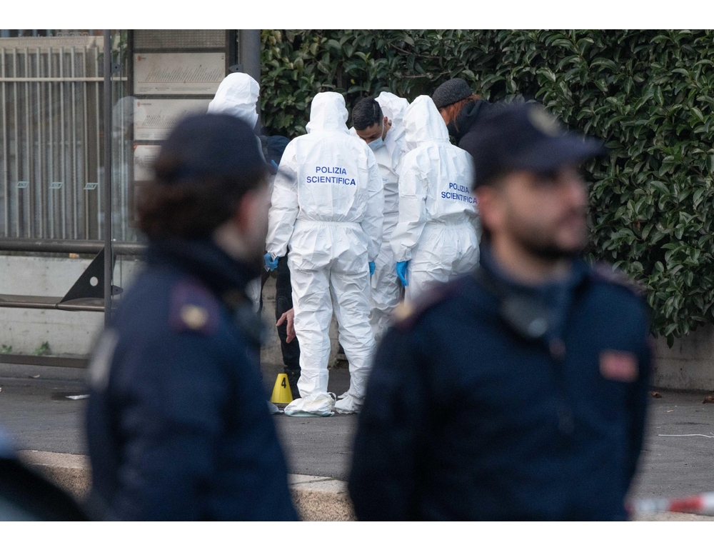 Anziano spara alla badante in casa a Milano