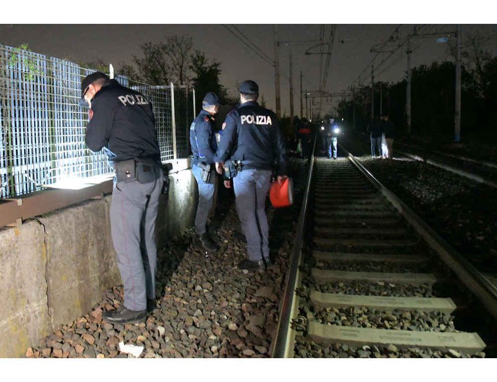 Attraversa i binari e viene travolto, muore 29enne in Brianza