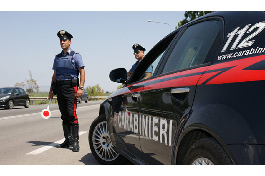 Medicati in ospedale. Conducente fugge