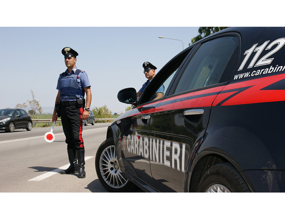 Auto fuori controllo investe 5 giovani, lievi contusioni