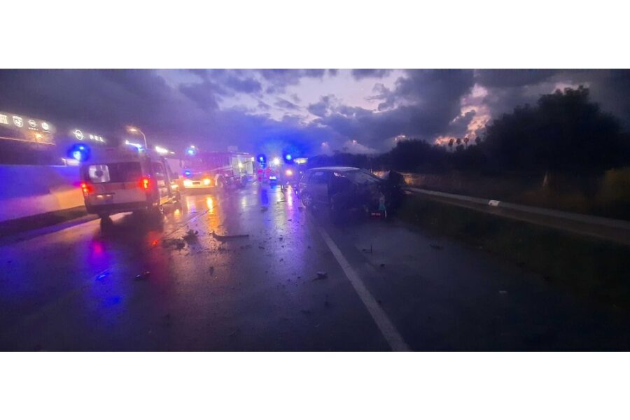 I due uomini a bordo sono stati sbalzati fuori dall'abitacolo