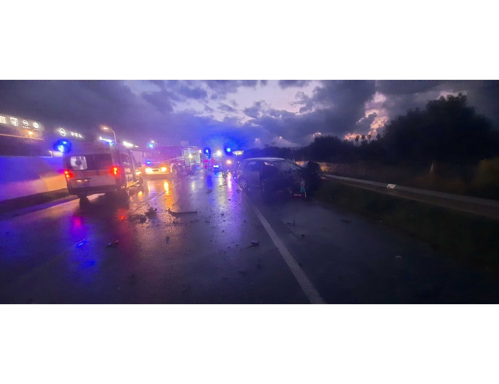 Auto sbanda e sbatte su guardrail, bilancio è di un morto e un ferito