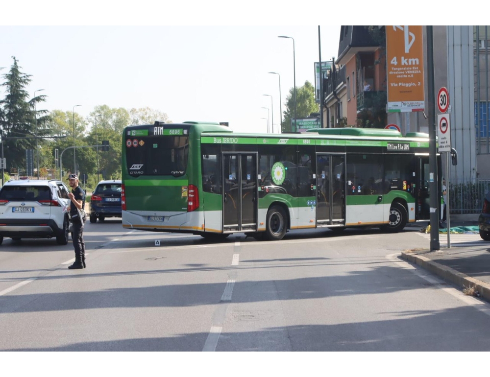 Autobus travolge una moto in centro a Milano, 4 feriti