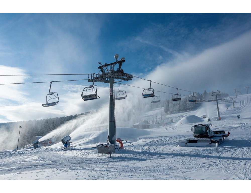 Bambina di 7 anni cade da seggiovia, salvata da neve fresca