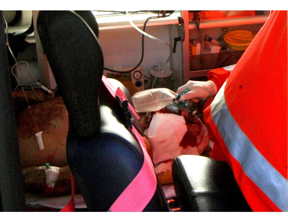 Bambino di 4 anni al telefono di casa aiuta sanitari a salvare la mamma