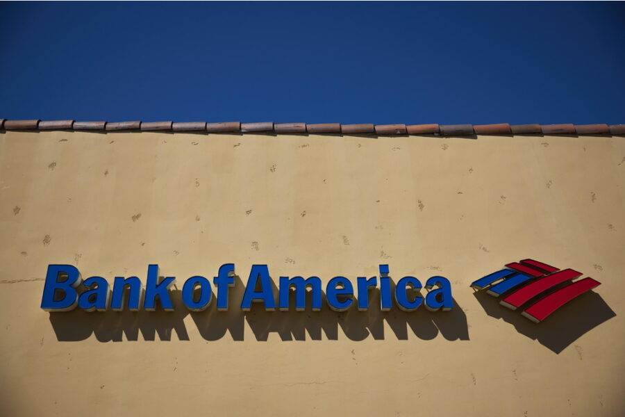 Accusata di aver agevolato il traffico sessuale orchestrato dal finanziere pedofilo