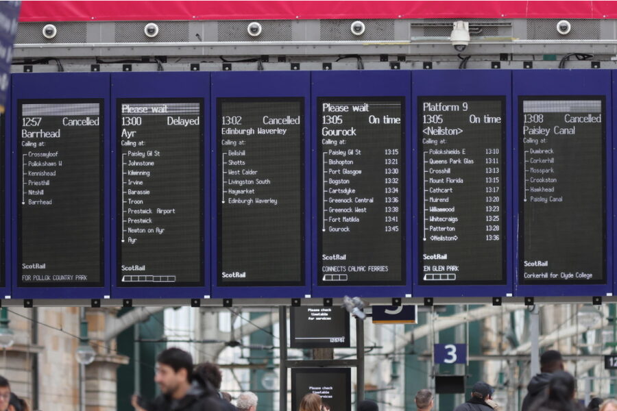 Le fiamme provocano il crollo parziale di un edificio. Nessuna vittima