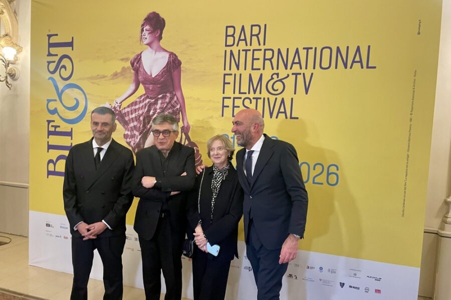 Il presidente della Regione Puglia Decaro alla cerimonia inaugurale nel teatro Petruzzelli