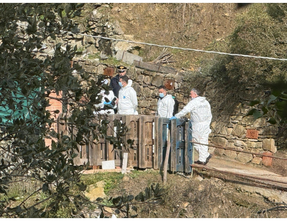 Bimba morta: trovate tracce di sangue su felpa della piccola