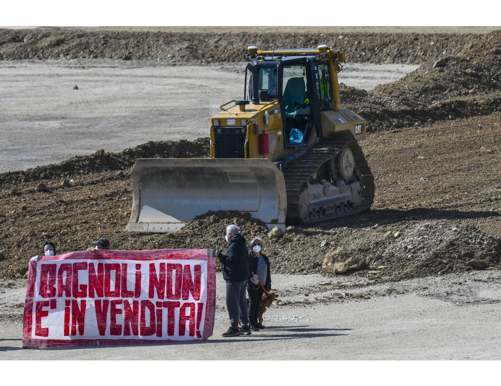Blitz attivisti della rete ‘No America’s Cup’ in cantiere a Bagnoli