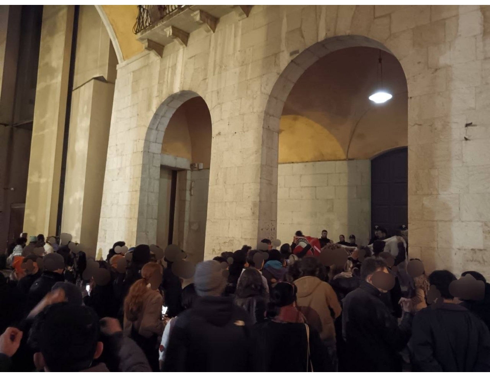 Blitz di antagonisti e anarchici contro aperitivo di Azione universitaria, tensioni