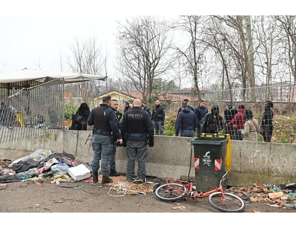 Blitz interforze al parco Sempione di Torino, decine di identificati