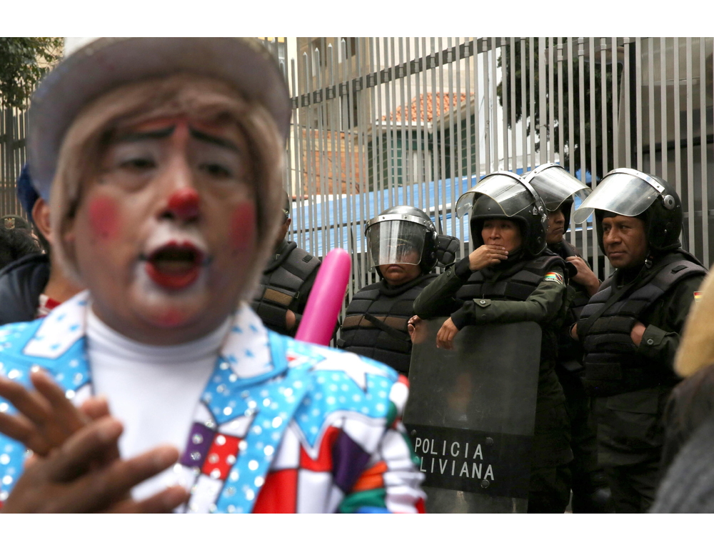 Bolivia, i clown in piazza contro il decreto che taglia le feste scolastiche