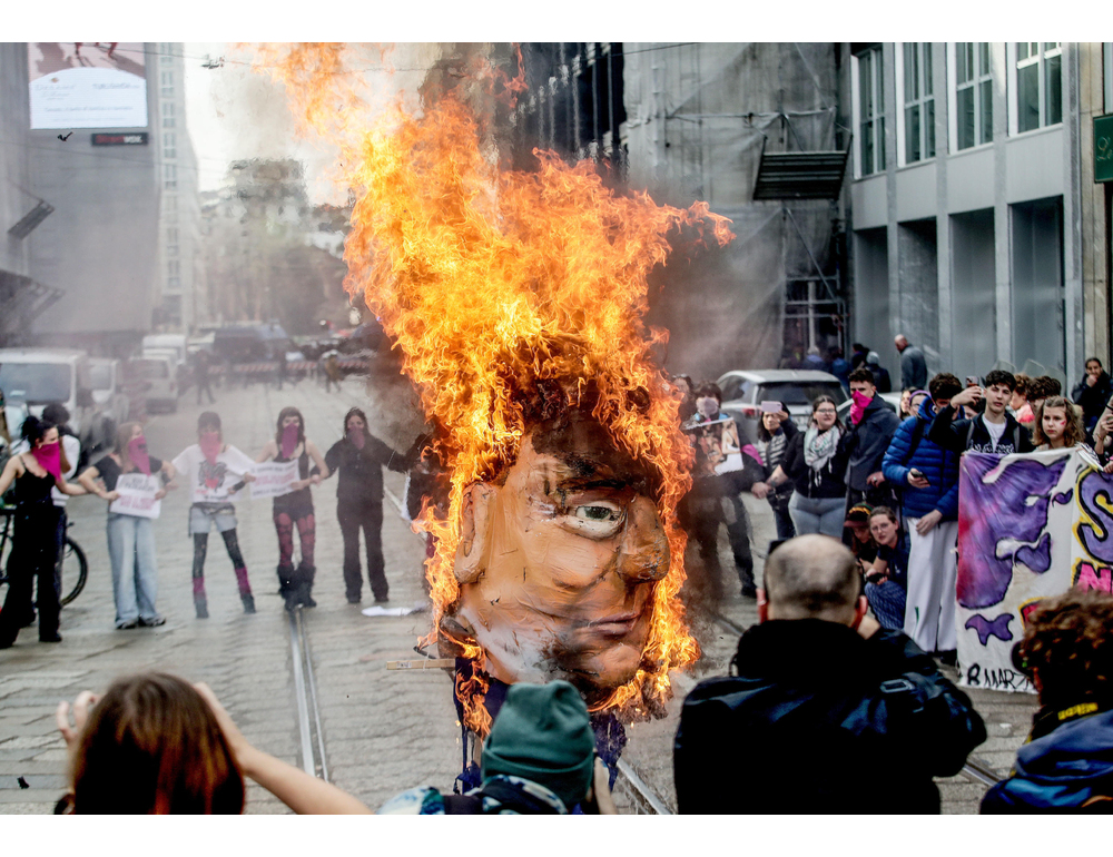 Bruciato un fantoccio di Trump al corteo per lo sciopero a Milano