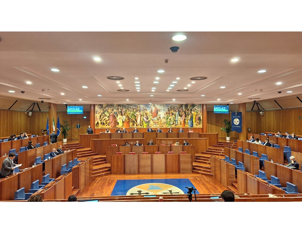 Calabria, clima rovente in Consiglio, passa la legge sui sottosegretari