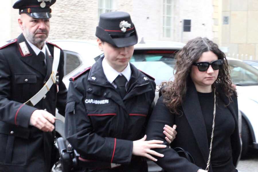 L'imputata legge dichiarazioni spontanee al processo per la morte dei due figli neonati