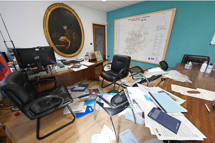 Scritte e volantini nella sede di via San Secondo