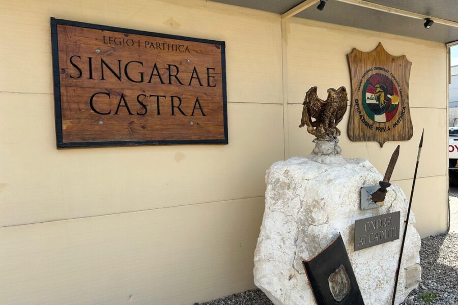 Militari italiani incolumi in un bunker. Il velivolo potrebbe aver perso quota