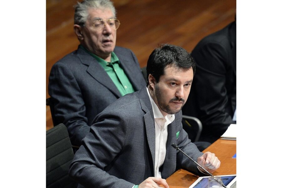 Il vicepremier è appena arrivato all'abbazia dove si tengono i funerali di Bossi