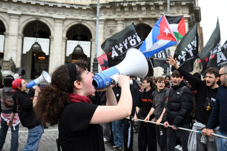 Su uno striscione: "Contro le aggressioni imperialiste