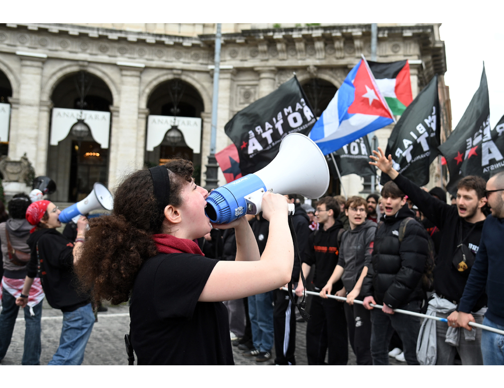 Corteo a Roma, bruciata foto di Trump e l’immagine di una bandiera Usa