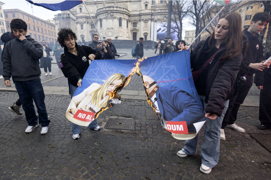Distrutta con i fumogeni anche l'immagine della premier con Netanyahu