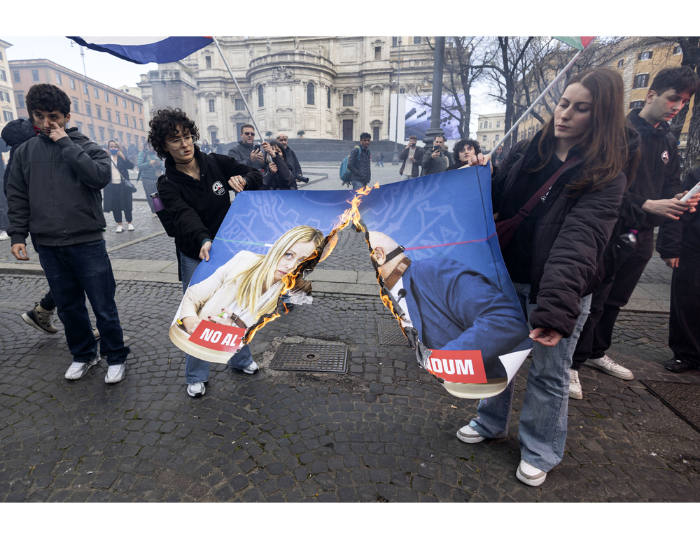 Corteo a Roma, bruciato cartellone con Meloni e Nordio