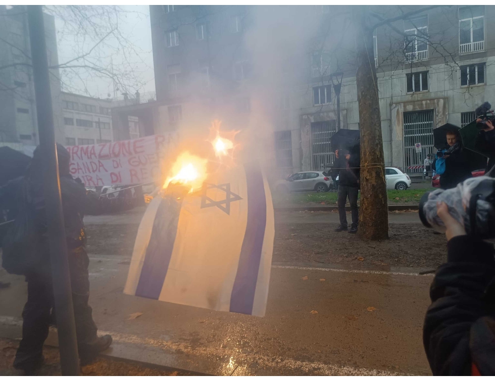 Corteo per Dax a Milano, bruciata una bandiera di Israele