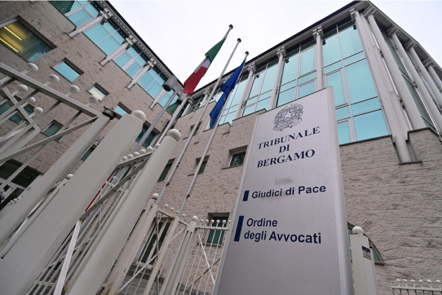 Sul posto le forze dell'ordine stanno tentando di dissuaderlo