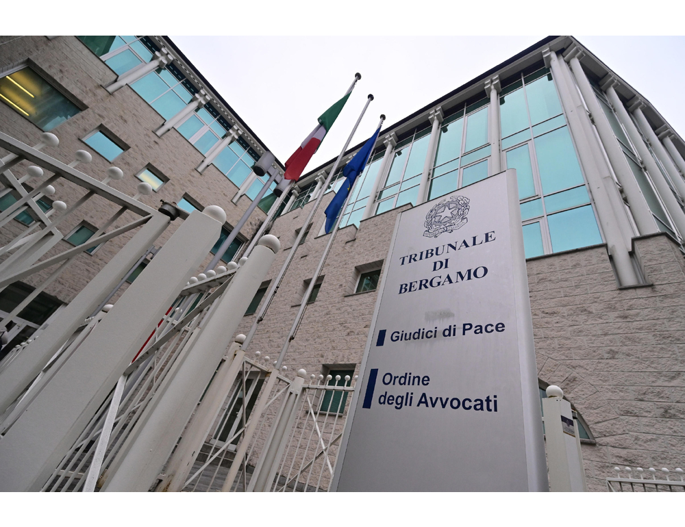 Cosparso di benzina minaccia di darsi fuoco davanti al Tribunale a Bergamo