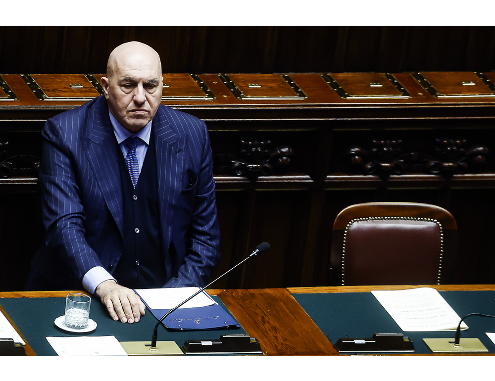 Crosetto si sposta da Dubai a Mascate, volerà in Italia dall’Oman