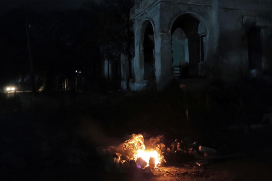 Primo blackout totale del 2026 mentre crescono proteste e tensioni