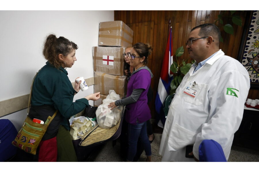 Cinque tonnellate di forniture mediche e pannelli solari