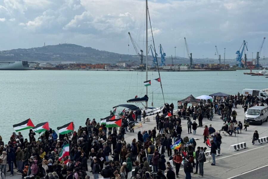 Tanti attivisti al porto di Ancona per la partenza. A bordo anche forni solari