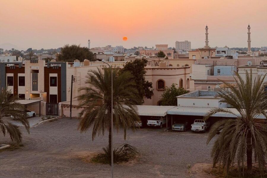 Coppia marchigiana vive tre mesi l'anno in zona per lavoro. 'Pochi voli e prezzi alti'