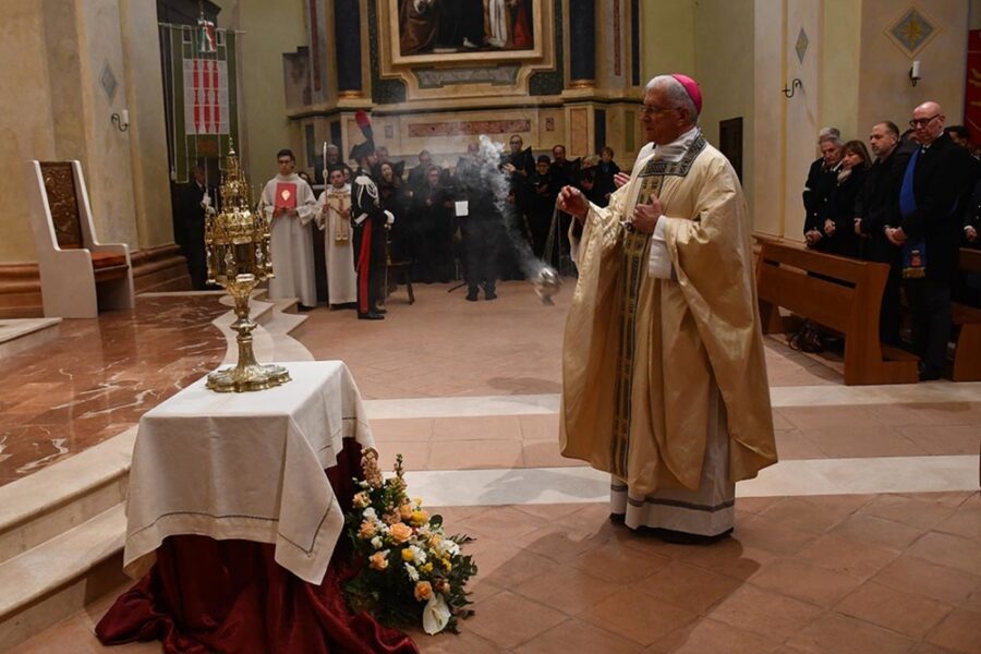 La chiesa ricostruita dopo il sisma. Dal vescovo appello per la pace