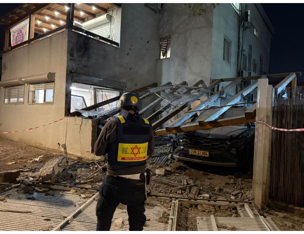 Due feriti gravi, una stazione devastata a Tel Aviv in un attacco dall’Iran