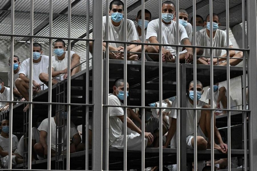 Sì alla prigione a vita per omicidi