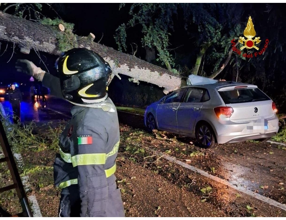 Emilia-Romagna sferzata dal vento, oltre cento interventi dei pompieri