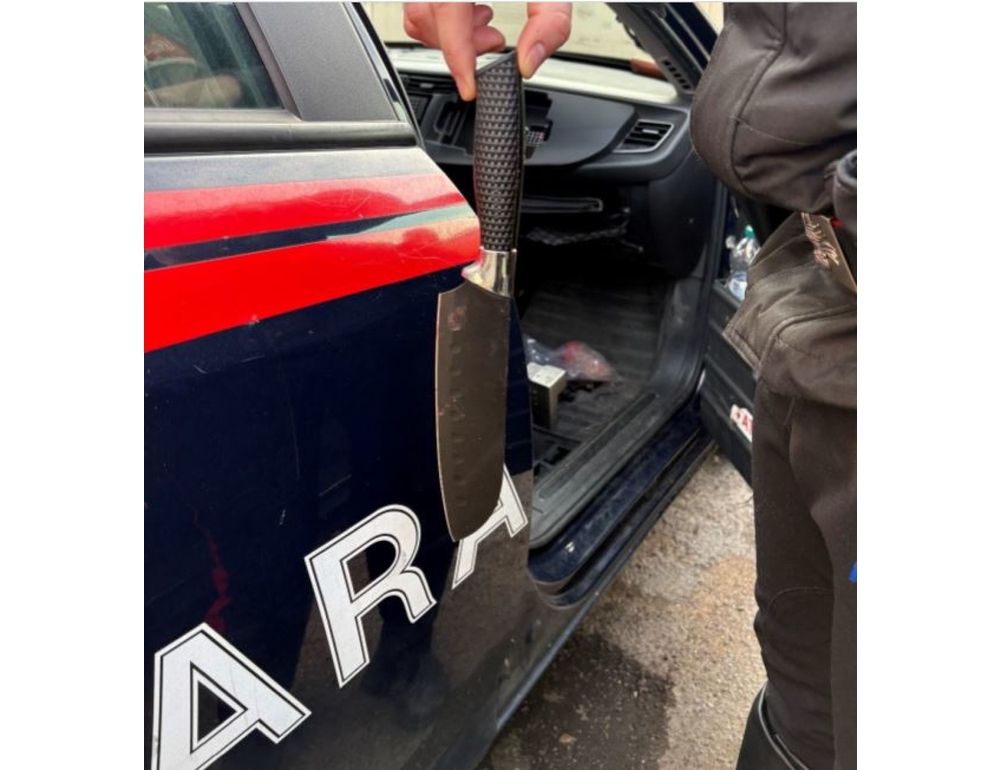 Entra all’asilo con un coltello in mano, bloccata dai carabinieri col taser