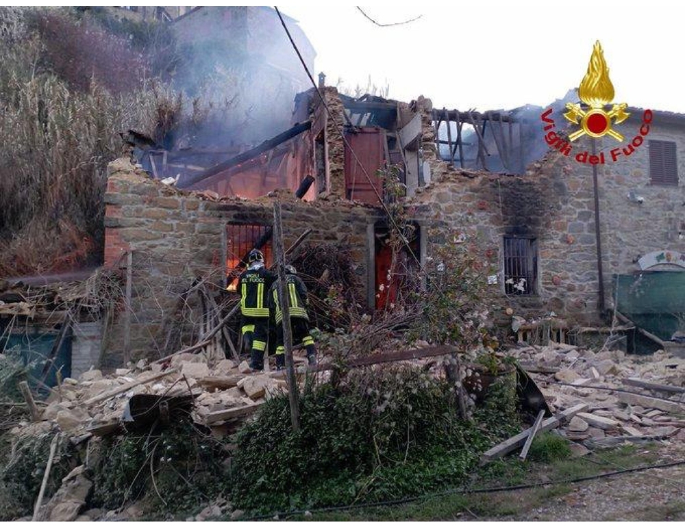 Esplosione in casa nel Pistoiese, si cerca un uomo disperso