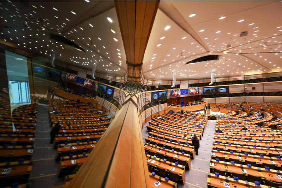 Introdotte a larga maggioranza clausole per garantire il rispetto degli impegni